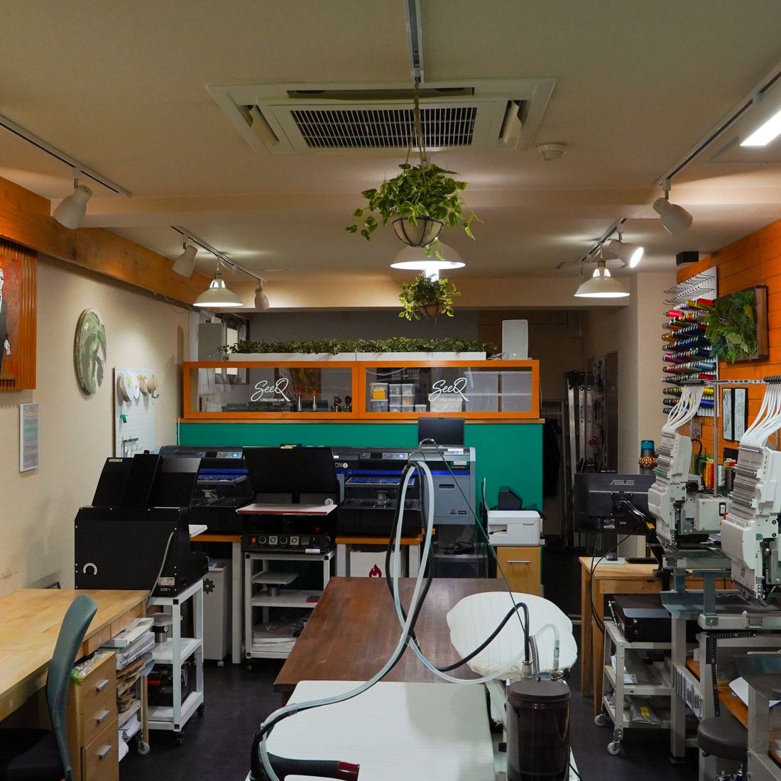 SeeQ の工房。プリンターと作業台が並ぶ
